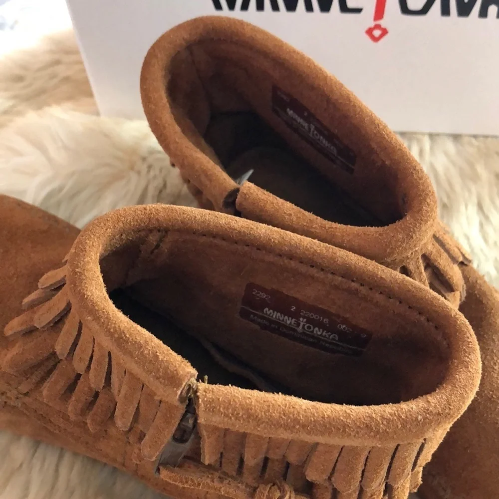 🍂Minnetonka double Fringe side Zip brown Size 2